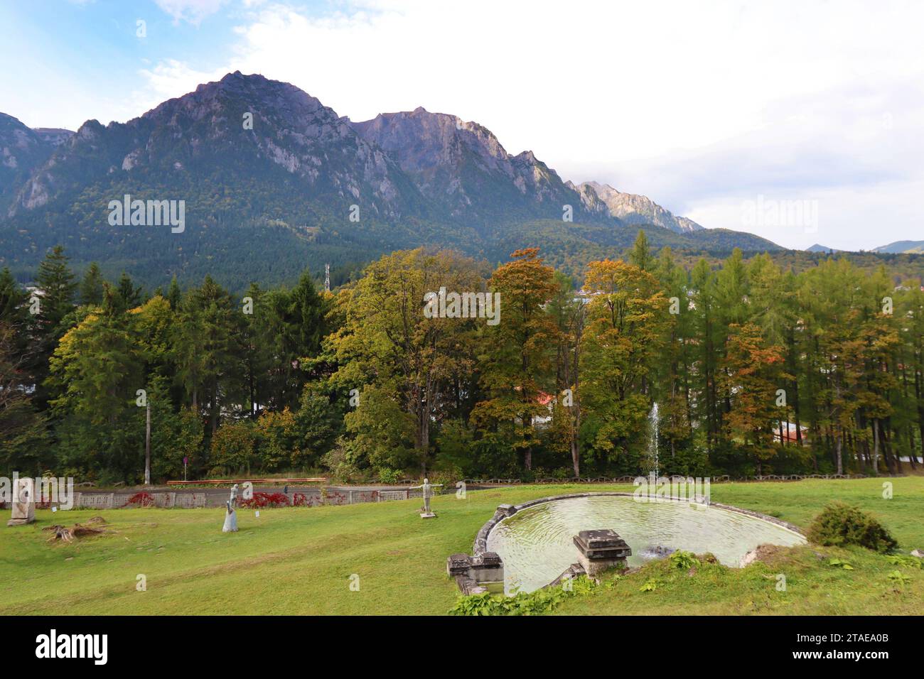 Parc d'automne sur le site du château de Cantacuzino, Busteni, Roumanie Banque D'Images