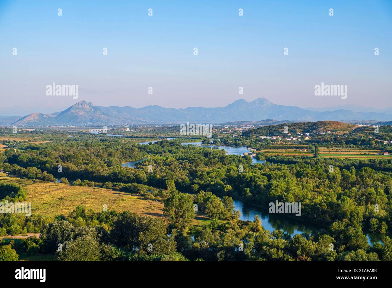 Albanie, Shkoder, rivière Drin au pied du château de Rozafa Banque D'Images