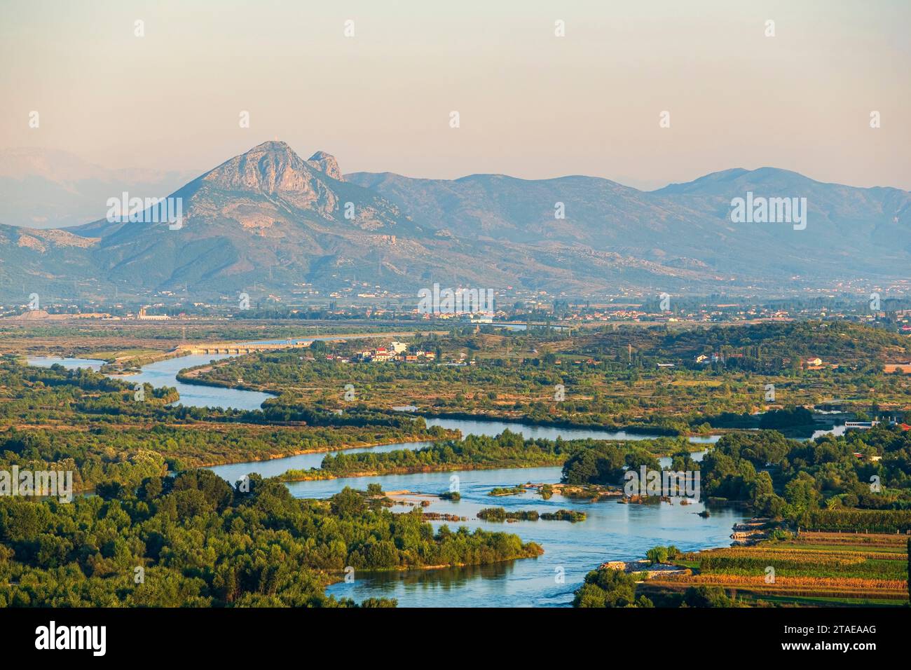 Albanie, Shkoder, rivière Drin au pied du château de Rozafa Banque D'Images