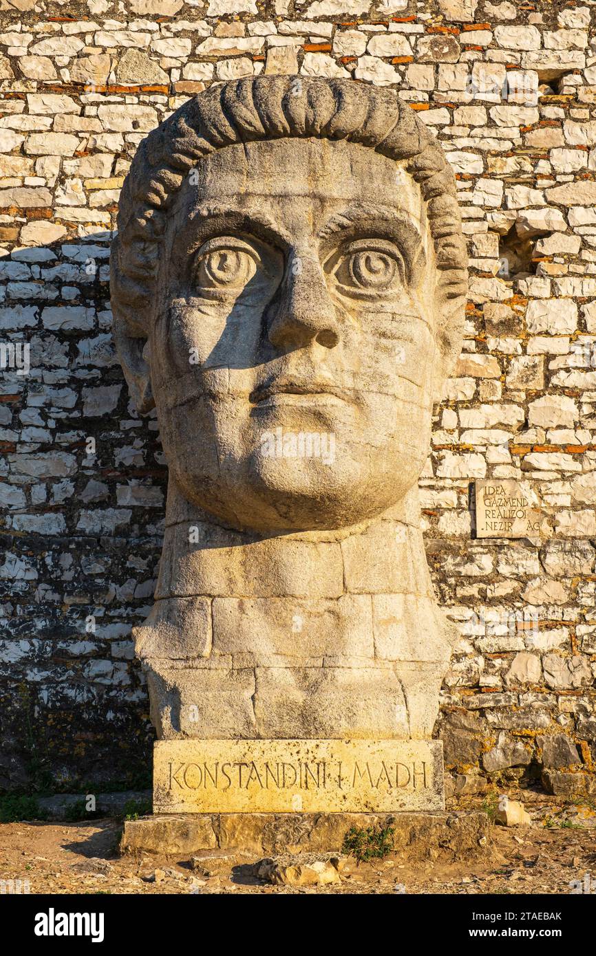 Albanie, Berat, centre historique inscrit au patrimoine mondial de l'UNESCO, la citadelle en partie construite au 13e siècle, sculpture de Constantin Ier ou Constantin le Grand (272?-337), premier empereur romain à se convertir au christianisme Banque D'Images