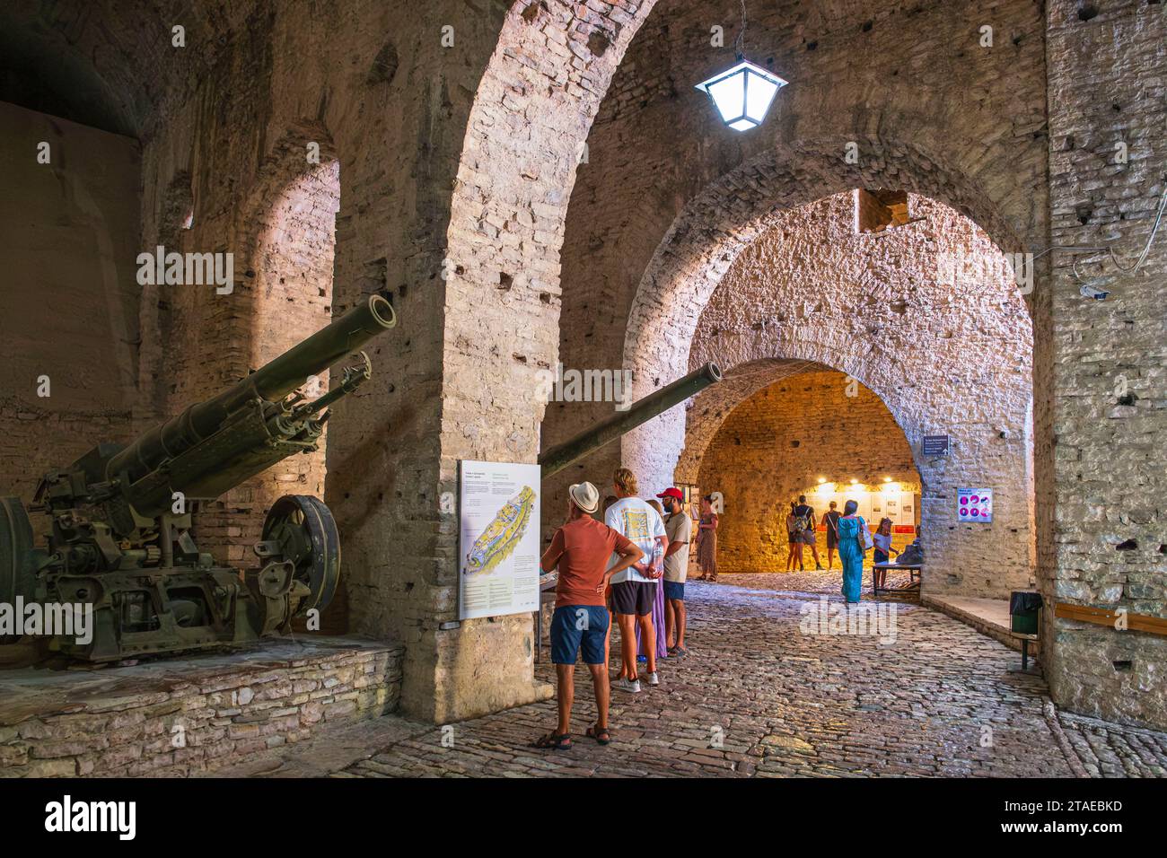 Albanie, Gjirokaster (Gjirokastra), le château du 13e siècle surplombe la vieille ville classée au patrimoine mondial de l'UNESCO, galerie avec exposition de pièces d'artillerie de l'armée albanaise Banque D'Images