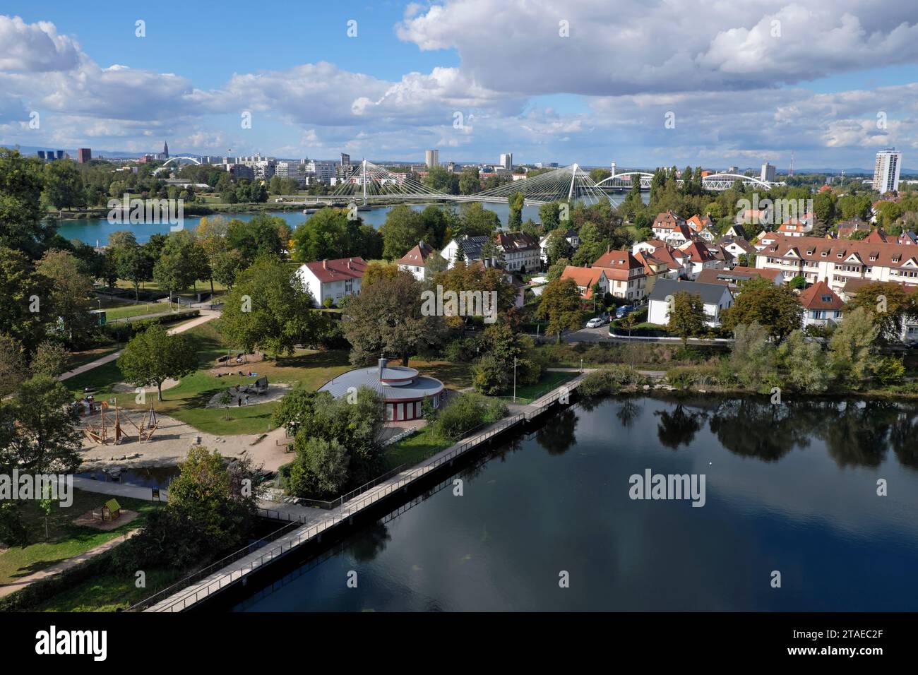 Allemagne, Bade Wurtemberg, Kehl, depuis la tour panoramique Weißtannenturm, la ville, le Rhin, la passerelle des deux rives, Strasbourg, cathédrale Banque D'Images