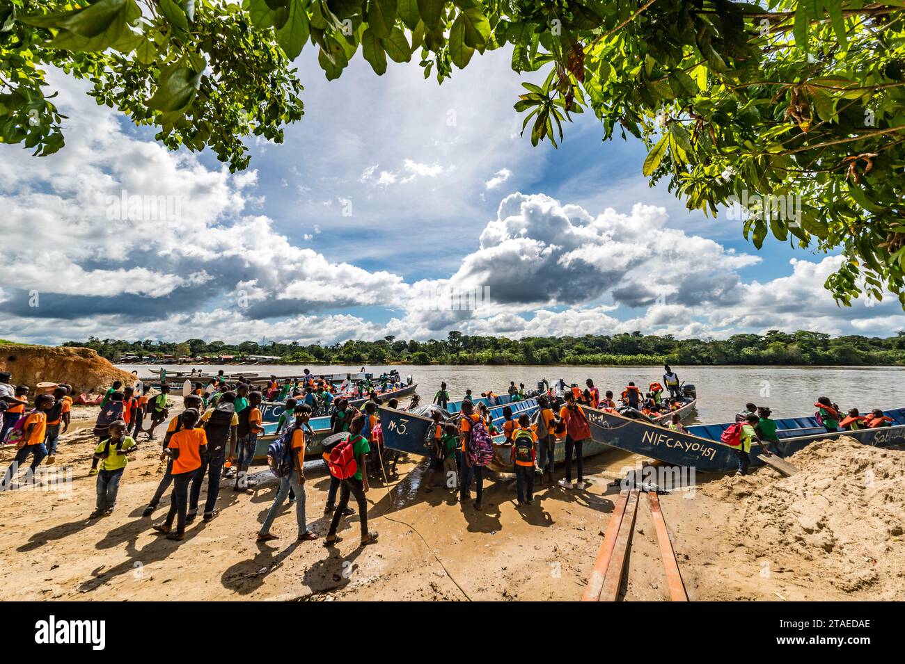 France, Guyane française, Grand Santi, fin d'école et retour aux villages par pirogue Banque D'Images