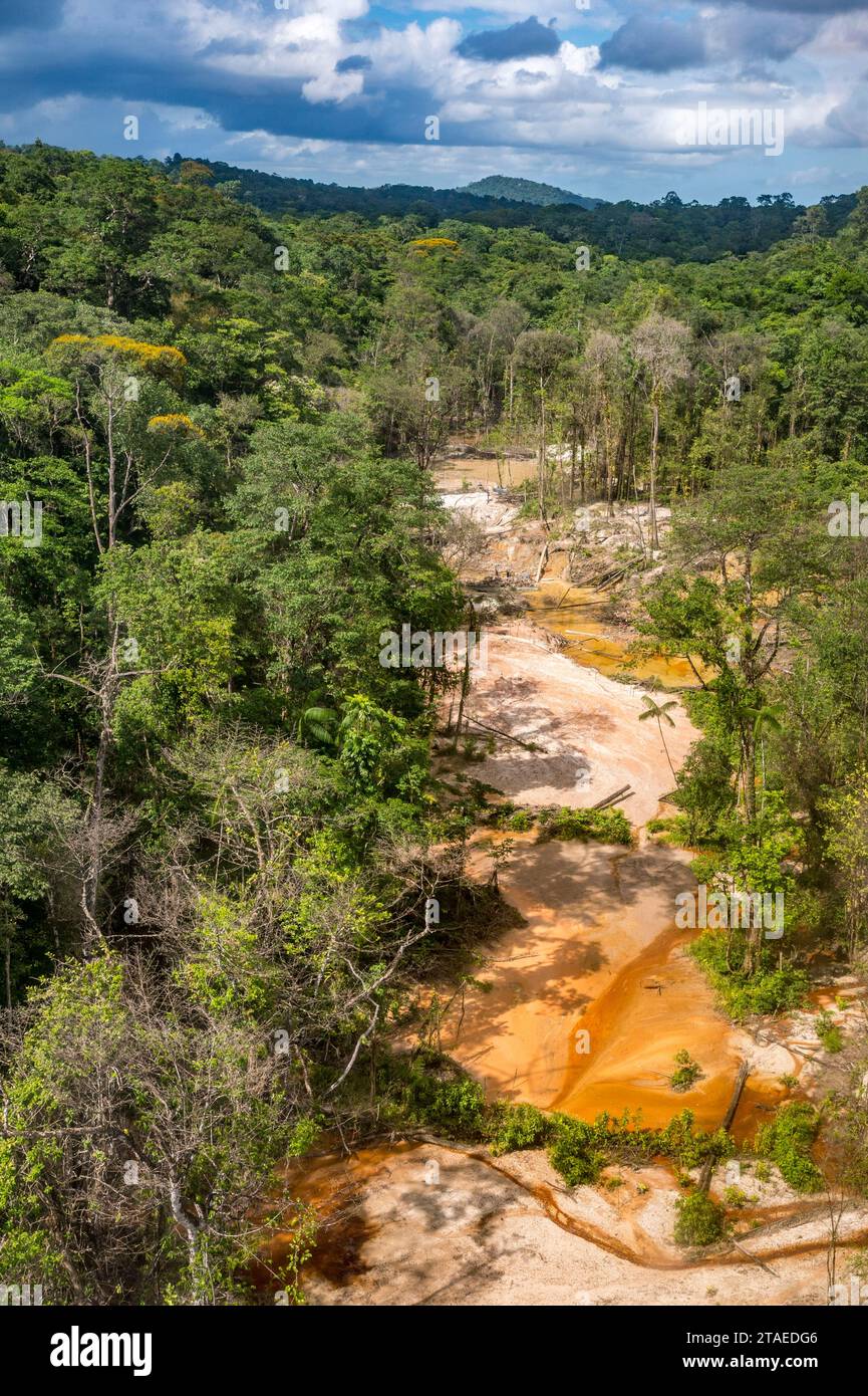 France, Guyane française, Apatou, Nelson site illégal de pêche à l'or, ruisseau Nelson se jetant dans le fleuve Maroni, frontière naturelle avec le Suriname(vue aérienne) Banque D'Images