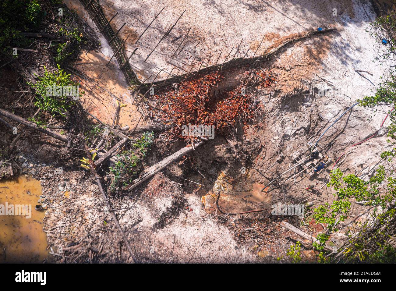 France, Guyane française, Apatou, Nelson site illégal de pêche à l'or, ruisseau Nelson se jetant dans le fleuve Maroni, frontière naturelle avec le Suriname(vue aérienne) Banque D'Images
