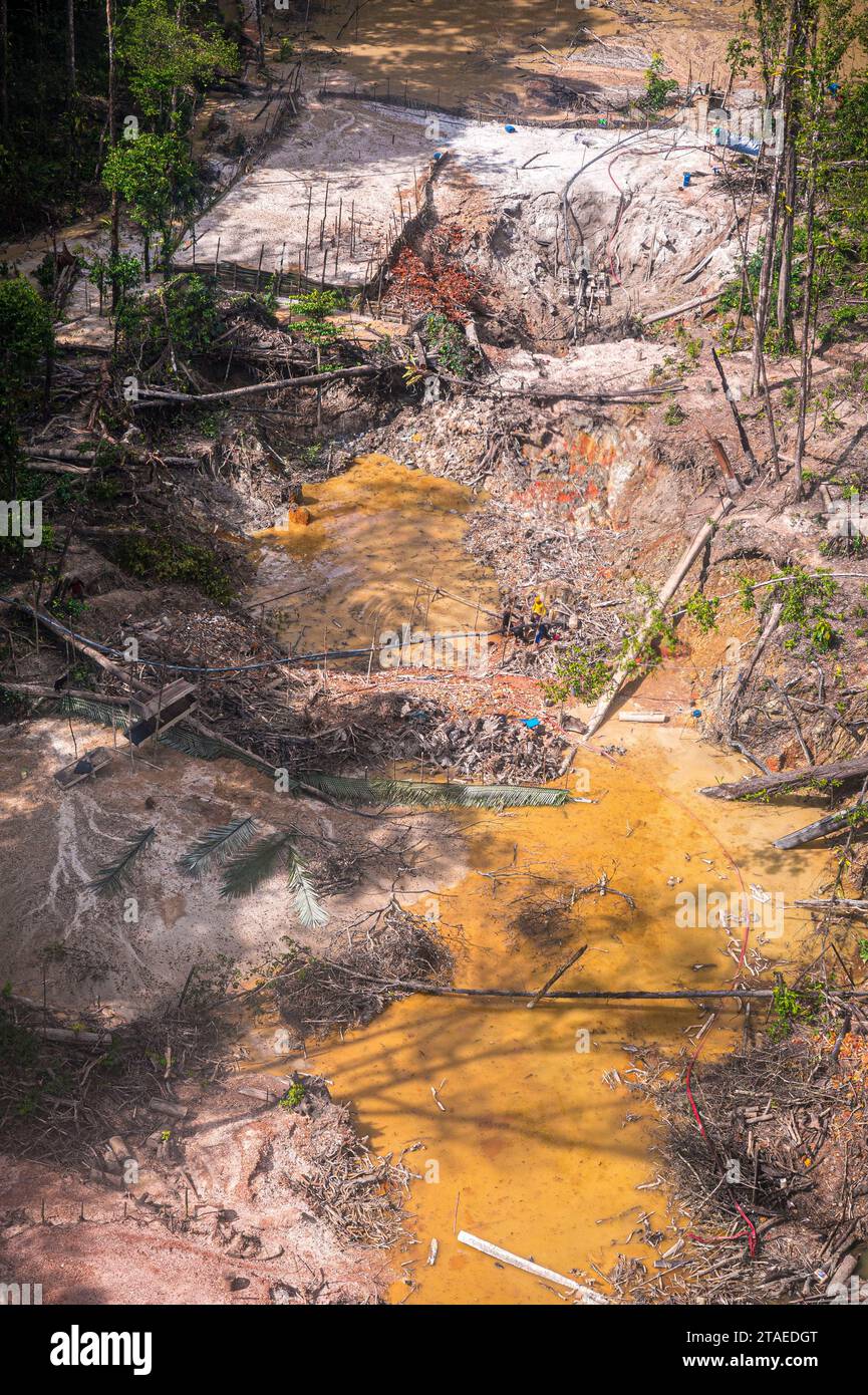 France, Guyane française, Apatou, Nelson site illégal de pêche à l'or, ruisseau Nelson se jetant dans le fleuve Maroni, frontière naturelle avec le Suriname(vue aérienne) Banque D'Images