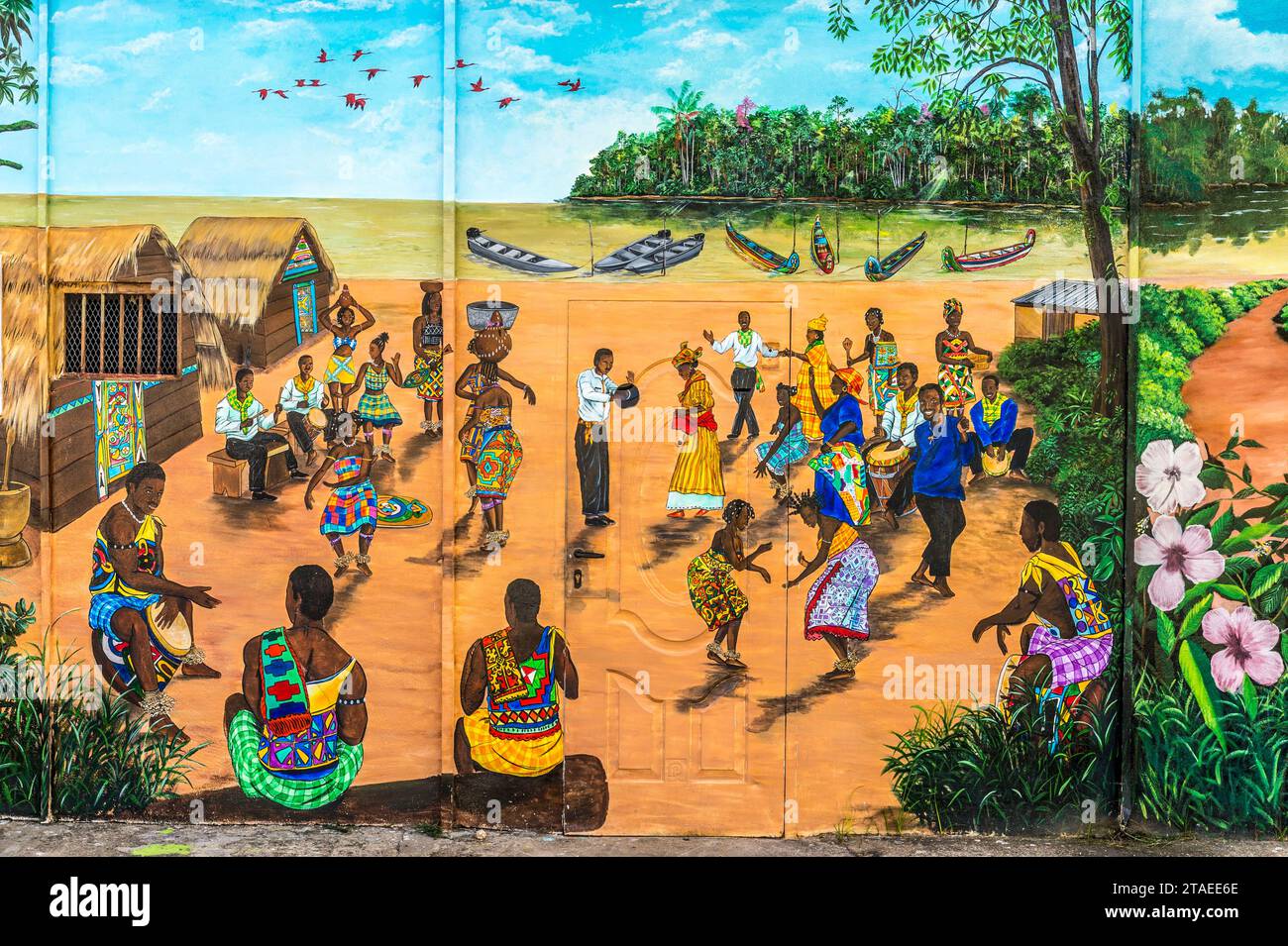 France, Guyane, Cayenne, murale représentant un village traditionnel de Bushinengué sur les rives du fleuve Maroni, sur le bâtiment du Département des Affaires culturelles et de la coopération Banque D'Images