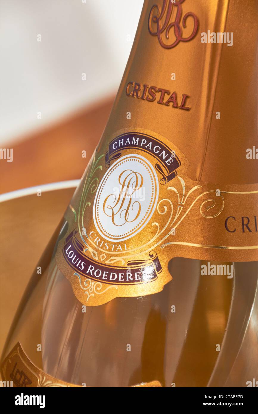 Détail d'une bouteille de champagne rose Louis Roederer Cristal dans un seau à glace argenté. Banque D'Images