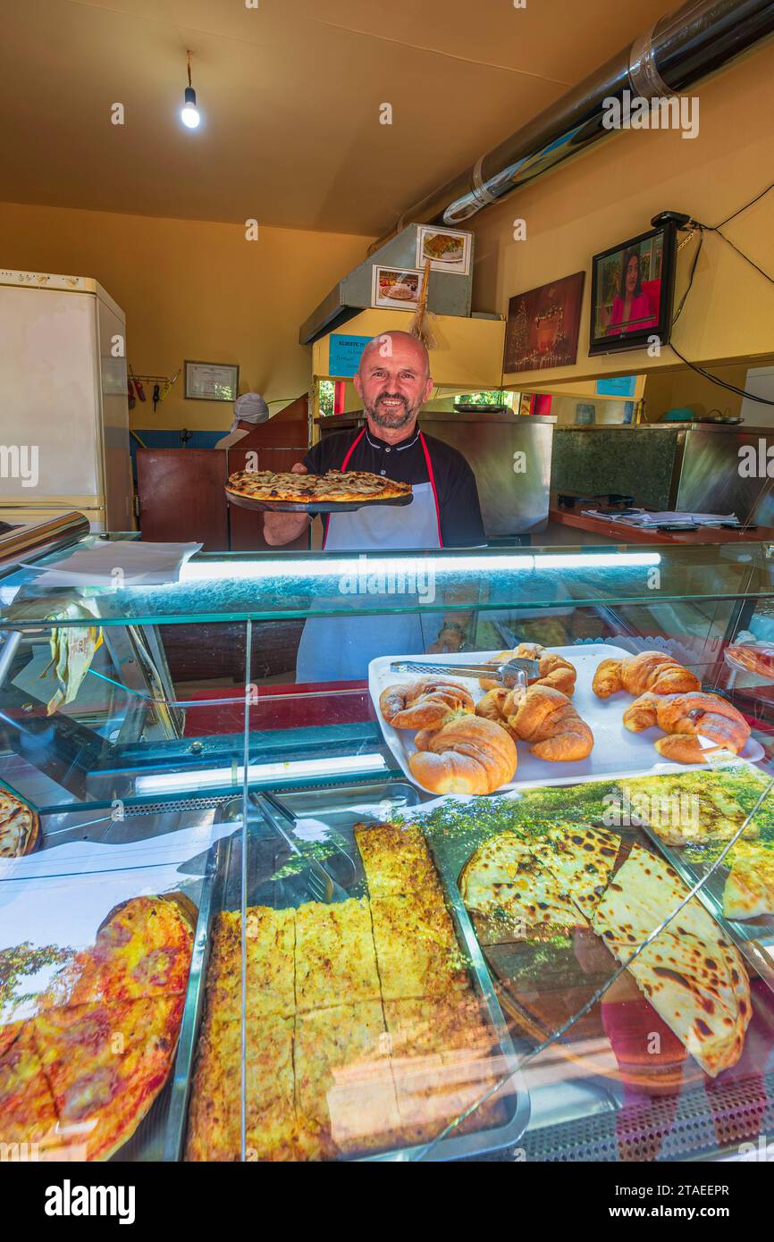 Albanie, Tirana, marché central de Pazari i RI ou quartier de New Bazar, restauration rapide te Ela, spécialités de byreks et lakrors, tartes farcies salées Banque D'Images