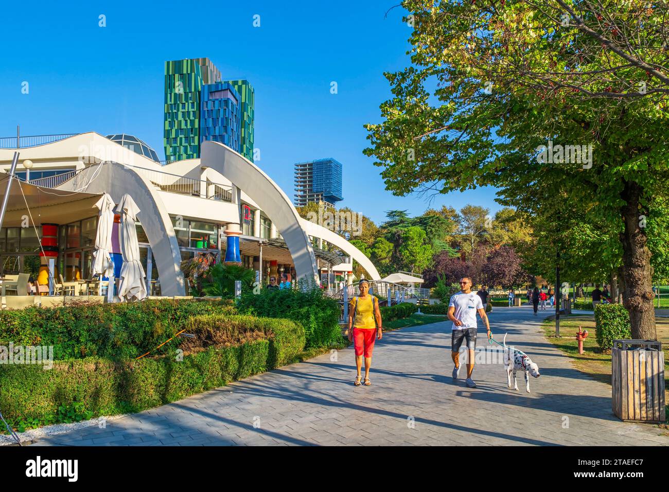 Albanie, Tirana, Taiwan (ou Taivani) Centre complexe à Rinia Park, complexe multifonctionnel comprenant restaurants, centre de loisirs, casino et bowling, la TOUR ALBAN TIRANA (ATTI) en arrière-plan Banque D'Images