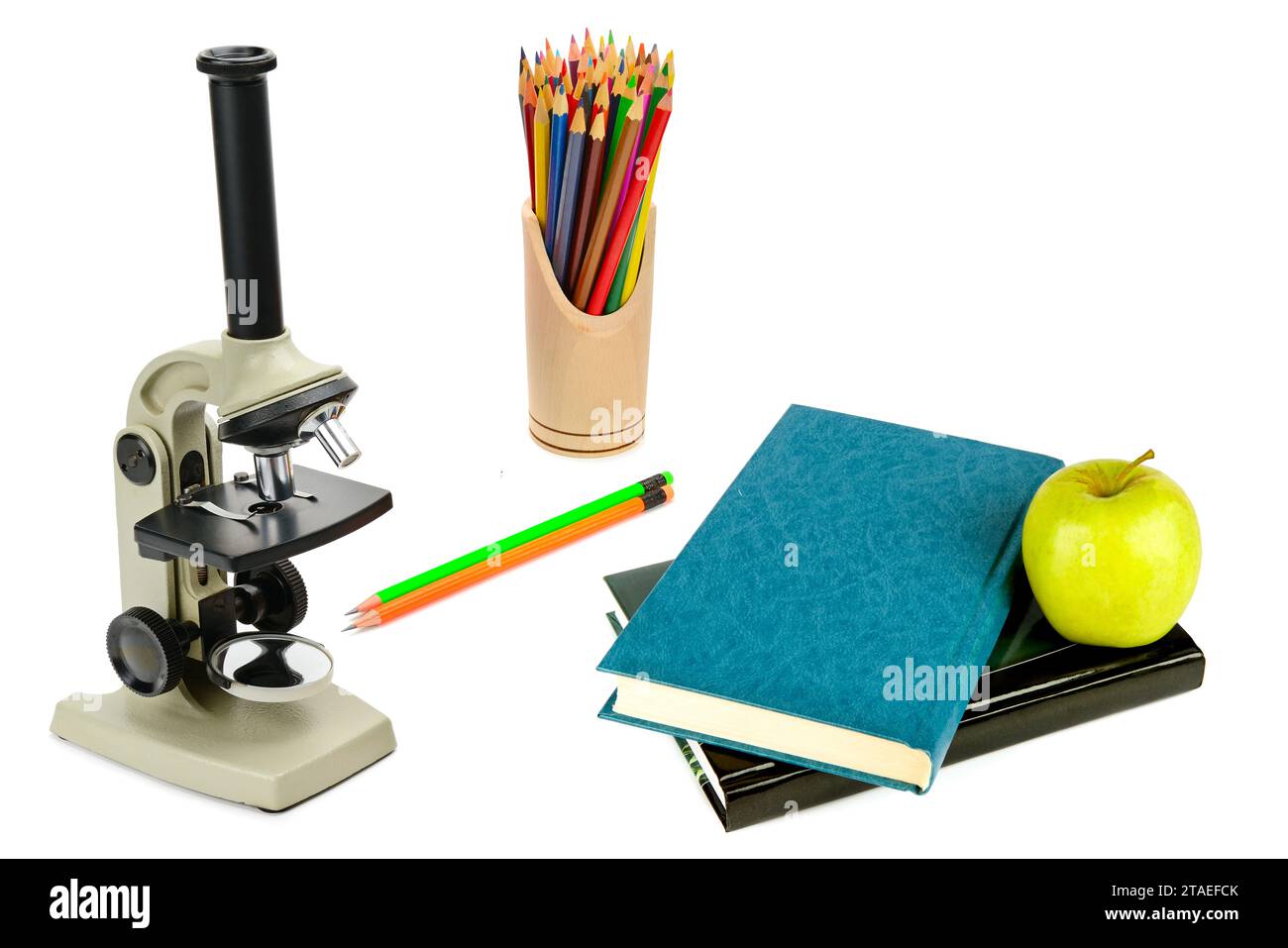 Microscope scolaire, livres et crayons isolés sur fond blanc. Collage. Banque D'Images