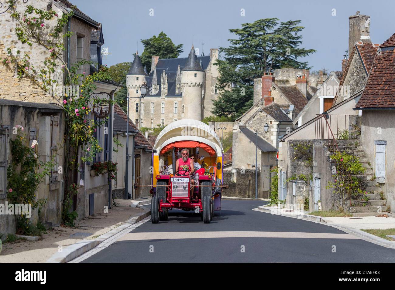 France, Indre et Loire, Montrésor, des pays-Bas, Paul, un ancien policier, et Patricia, tous deux atteints d'une maladie grave, ont tout laissé derrière eux pour partir sur les routes d'Europe dans la caravane faite de leurs propres mains tirée par un vieux tracteur, pour se libérer des contraintes matérielles en accord avec leurs croyances religieuses, ils ont acheté deux bœufs à une ferme de Creuse pour remplacer le tracteur Banque D'Images