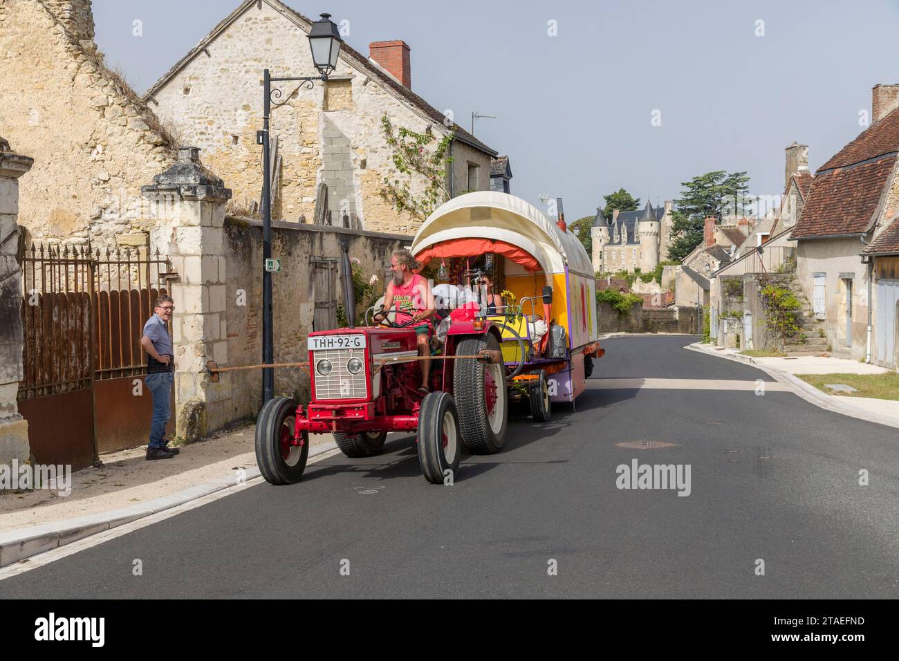 France, Indre et Loire, Montrésor, des pays-Bas, Paul, un ancien policier, et Patricia, tous deux atteints d'une maladie grave, ont tout laissé derrière eux pour partir sur les routes d'Europe dans la caravane faite de leurs propres mains tirée par un vieux tracteur, pour se libérer des contraintes matérielles en accord avec leurs croyances religieuses, ils ont acheté deux bœufs à une ferme de Creuse pour remplacer le tracteur Banque D'Images