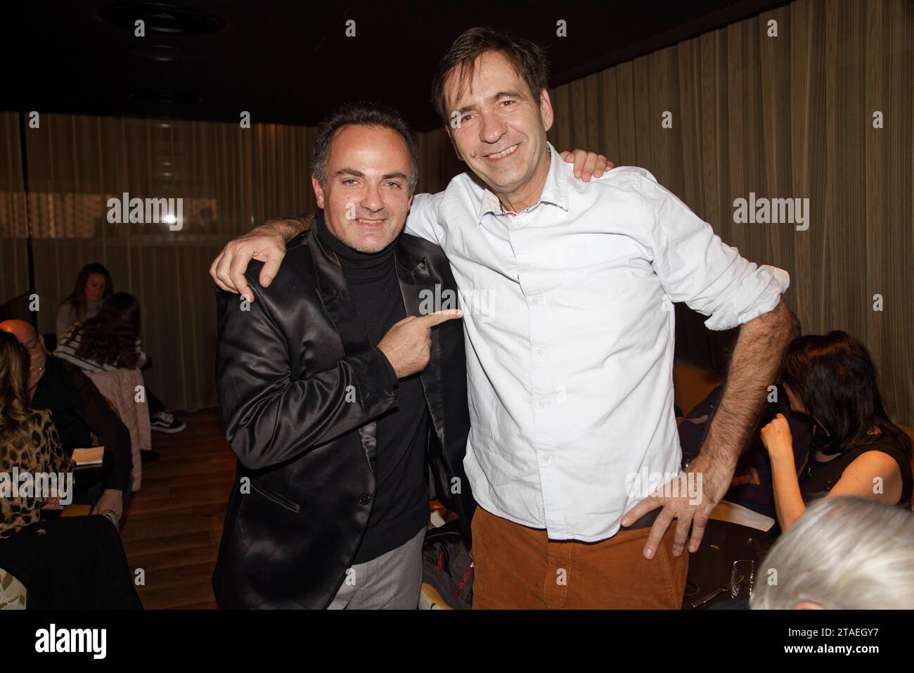 Montevrain, France. 29 novembre 2023. Le chroniqueur/jet-setter socialite Laurent Amar et l'acteur Thierry Samitier assistent à la cérémonie de remise des prix fourchette d'Or Banque D'Images