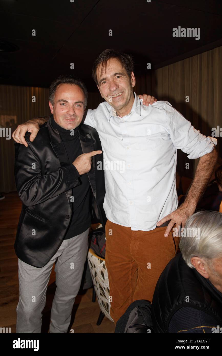 Montevrain, France. 29 novembre 2023. Le chroniqueur/jet-setter socialite Laurent Amar et l'acteur Thierry Samitier assistent à la cérémonie de remise des prix fourchette d'Or Banque D'Images