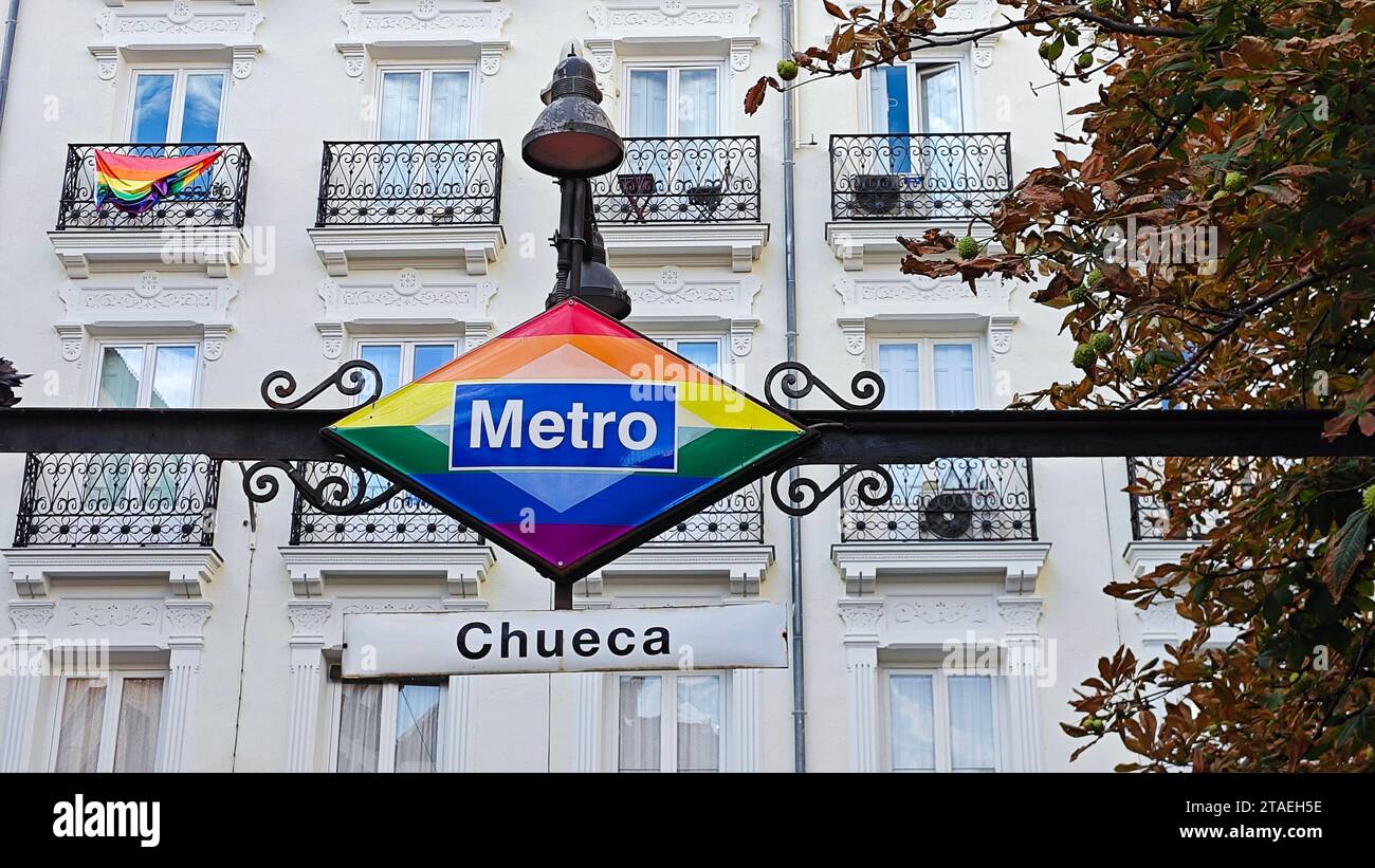 Madris, Espagne - 08 18 2023 : panneau de métro à l'entrée de la station Chueca à Madrid. Le panneau arbore les couleurs arc-en-ciel de la communauté LGBTQIA+ Banque D'Images