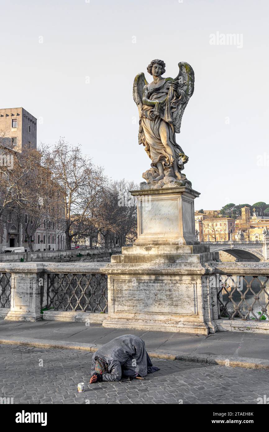 Pont de sant angelo sur le fleuve Tibre vers le château du même nom, mendiant pour l'aumône, ville de rome Banque D'Images