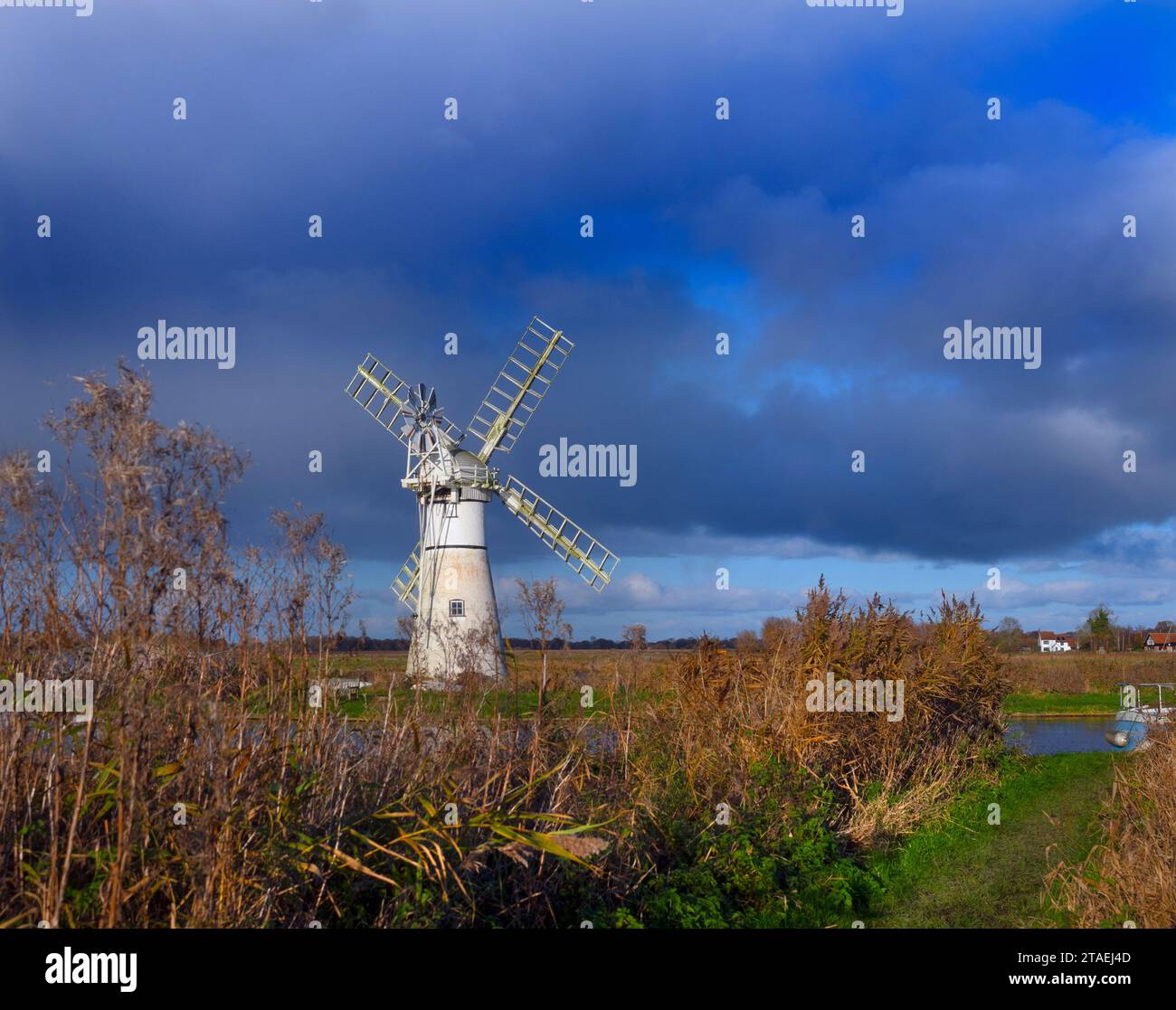 La pompe à vent de la rivière Thurne sur les Norfolk Broads en hiver décembre Banque D'Images