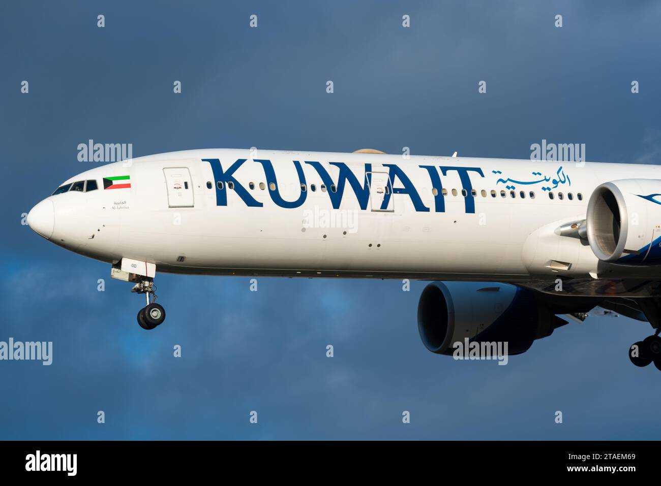 Kuwait Airways Boeing 777-300/ER avion à réaction 9k-AOD en finale pour atterrir à l'aéroport de Londres Heathrow, au Royaume-Uni, sous le soleil de fin d'hiver contre un ciel assombrissant Banque D'Images