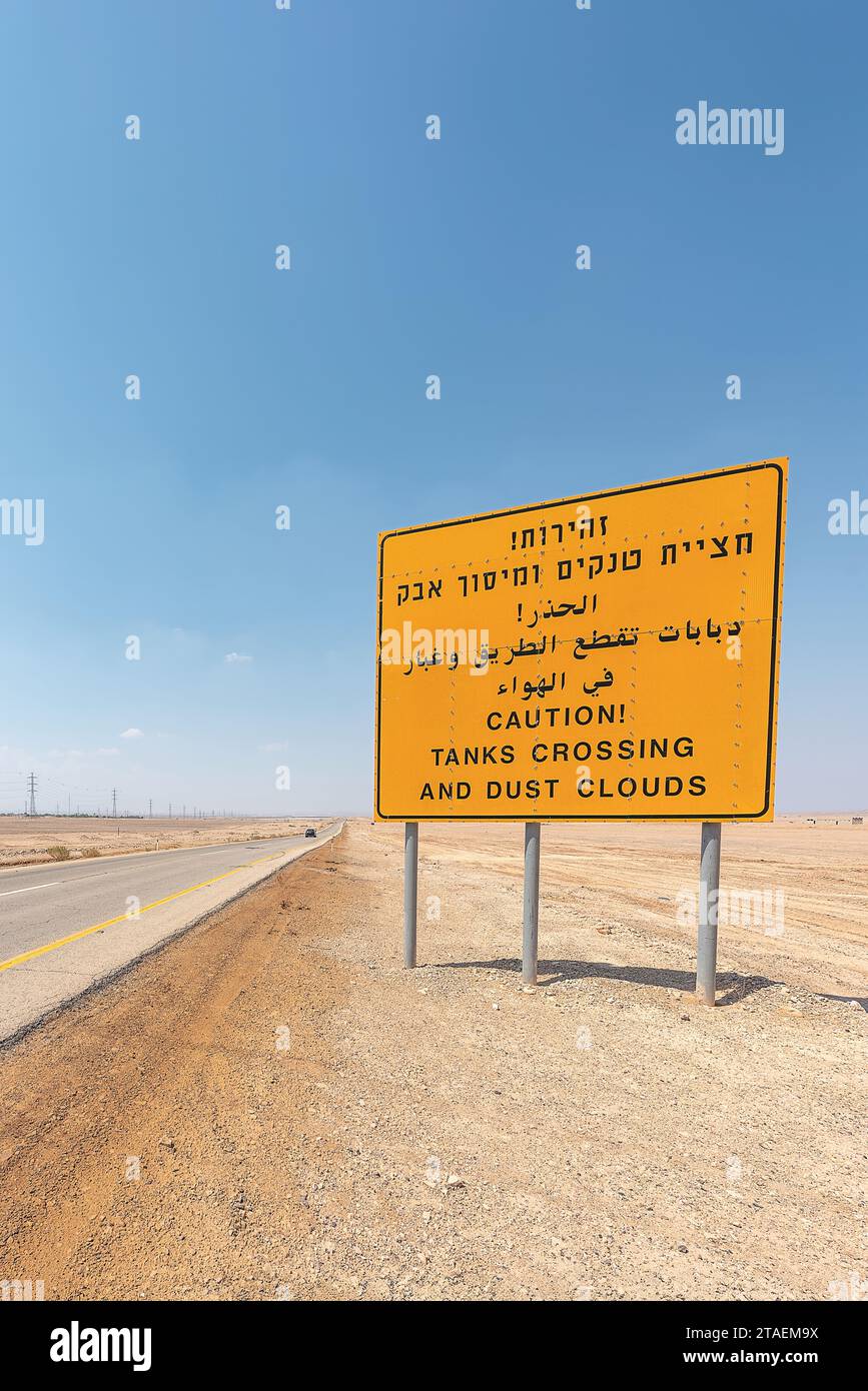 Un panneau sur l'autoroute 90 en Israël. Banque D'Images