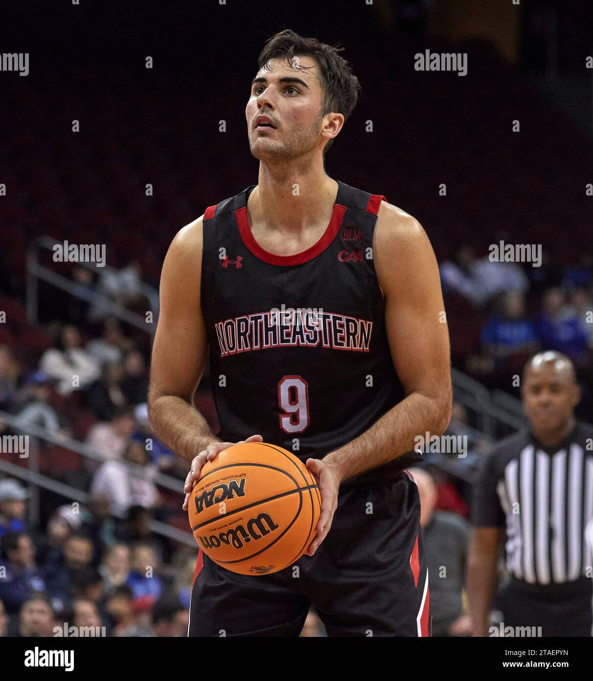 Les Huskies du nord-est gardent Luka Sakota (9 ans) sur la ligne de faute contre Seton Hall en première mi-temps au Prudential Center de Newark, New Jersey, le mercredi 29 novembre. Duncan Williams/CSM Banque D'Images