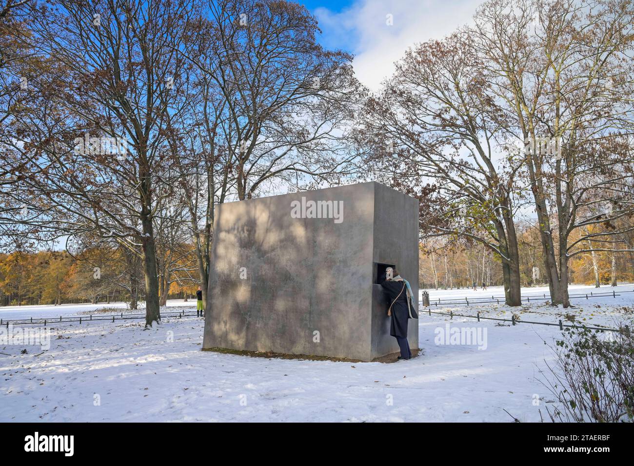 Denkmal für die im Nationalsozialismus verfolgten Homosexuellen, Winter, Schnee, Park, Großer Tiergarten, Tiergarten, Mitte, Berlin, Deutschland *** Mémorial aux homosexuels persécutés sous le national-socialisme, hiver, neige, parc, Großer Tiergarten, Tiergarten, Mitte, Berlin, Allemagne crédit : Imago/Alamy Live News Banque D'Images