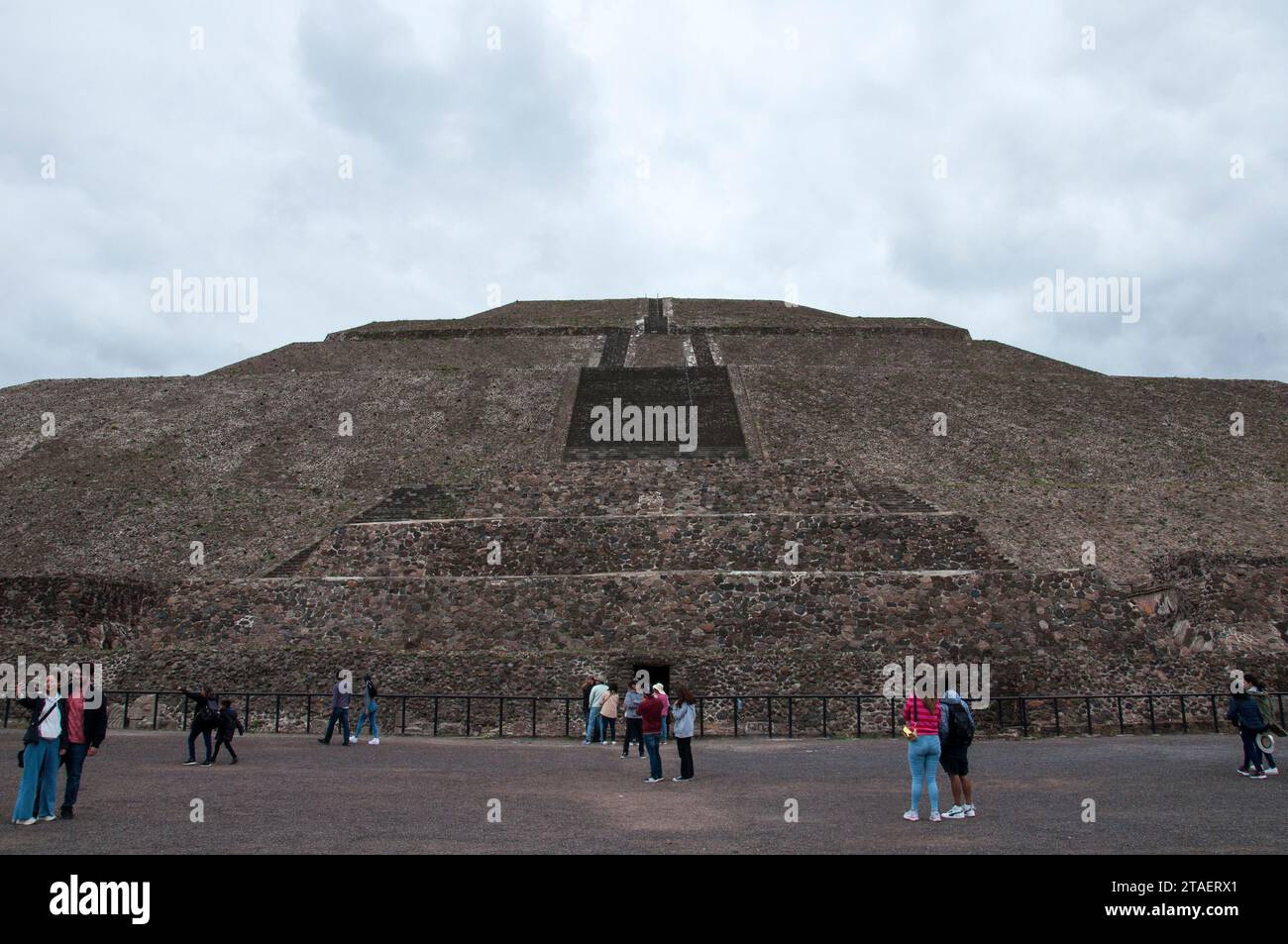 Mexico, Mexique - 14 octobre 2023 : les gens marchent autour des ruines de la ville de Teotihuacan Pyramides Banque D'Images