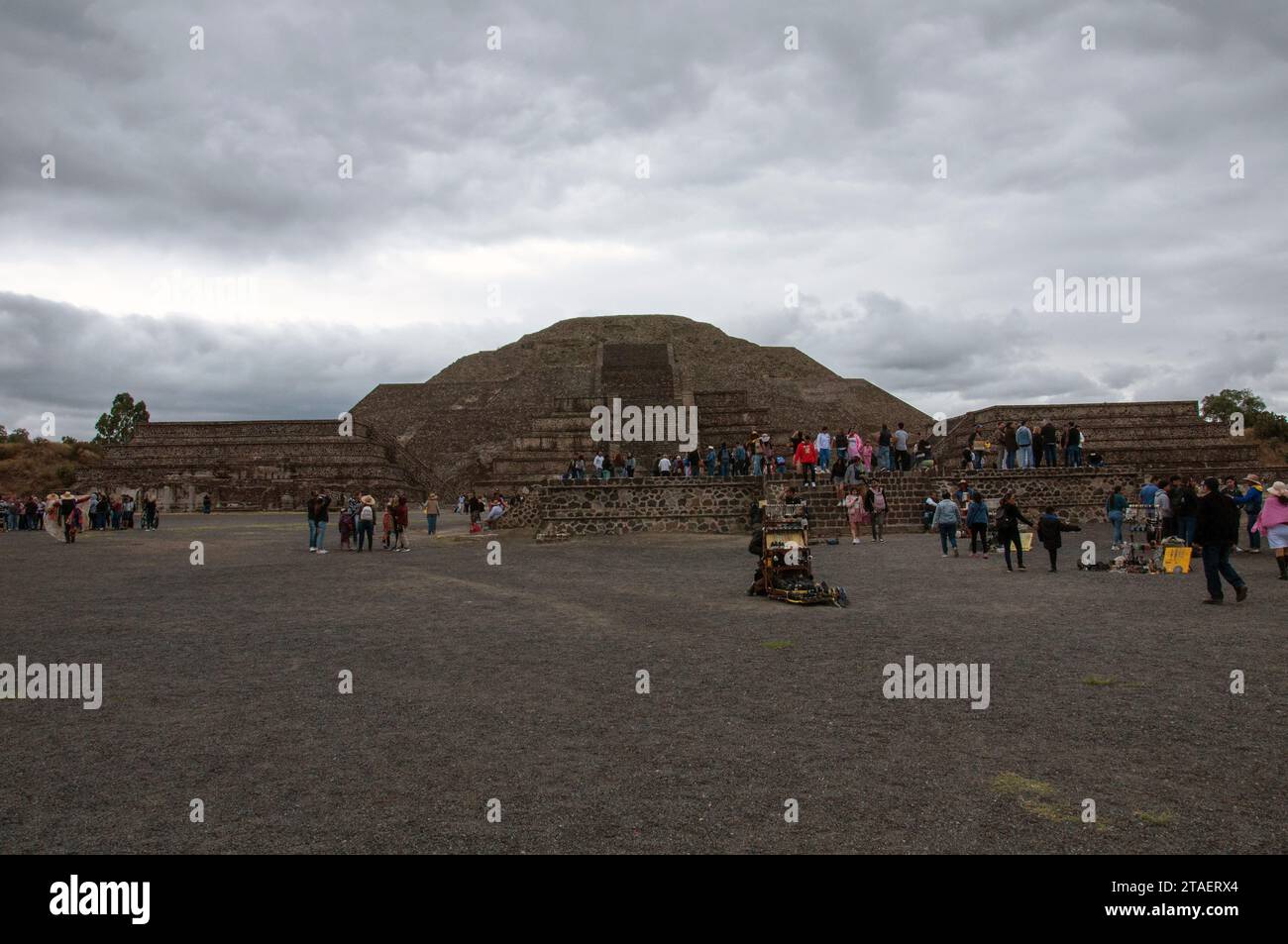 Mexico, Mexique - 14 octobre 2023 : les gens marchent autour des ruines de la ville de Teotihuacan Pyramides Banque D'Images
