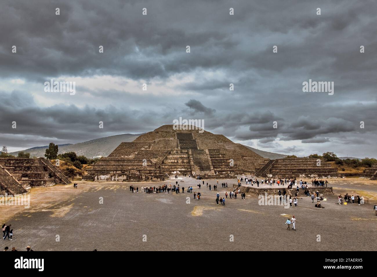 Mexico, Mexique - 14 octobre 2023 : les gens marchent autour des ruines de la ville de Teotihuacan Pyramides Banque D'Images