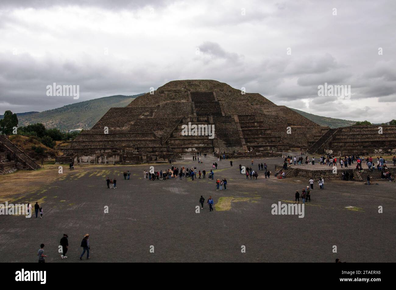 Mexico, Mexique - 14 octobre 2023 : les gens marchent autour des ruines de la ville de Teotihuacan Pyramides Banque D'Images