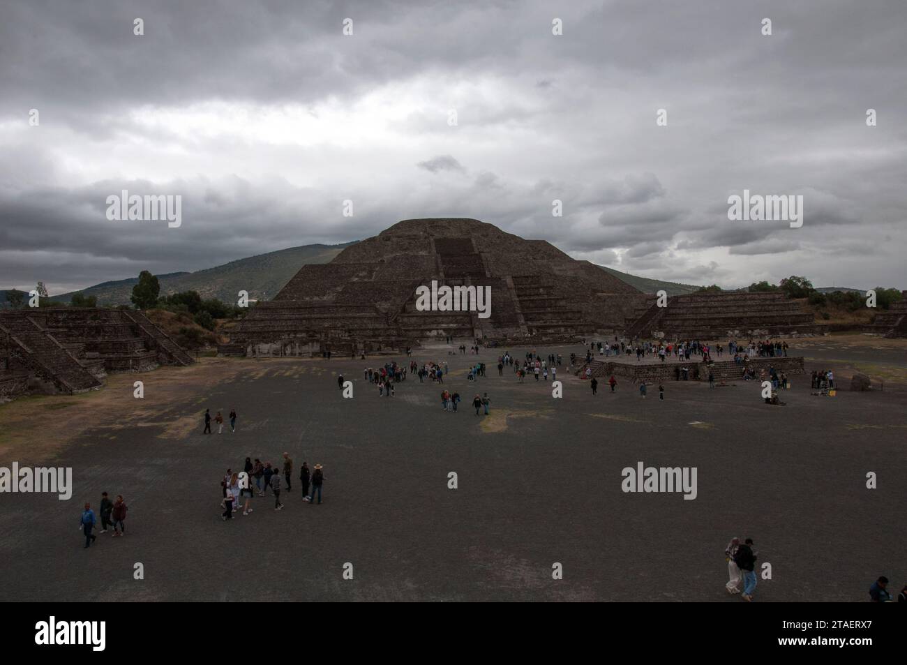 Mexico, Mexique - 14 octobre 2023 : les gens marchent autour des ruines de la ville de Teotihuacan Pyramides Banque D'Images