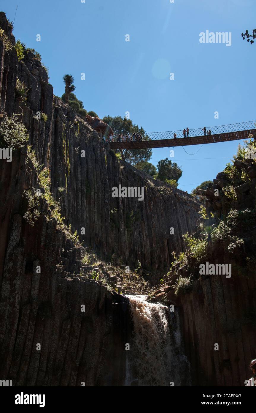 Huasca de Ocampo, Mexique - 25 décembre 2014 : Belle cascade dans un fond de prismes basaltiques, située dans le parc Prismas Basalticos Banque D'Images