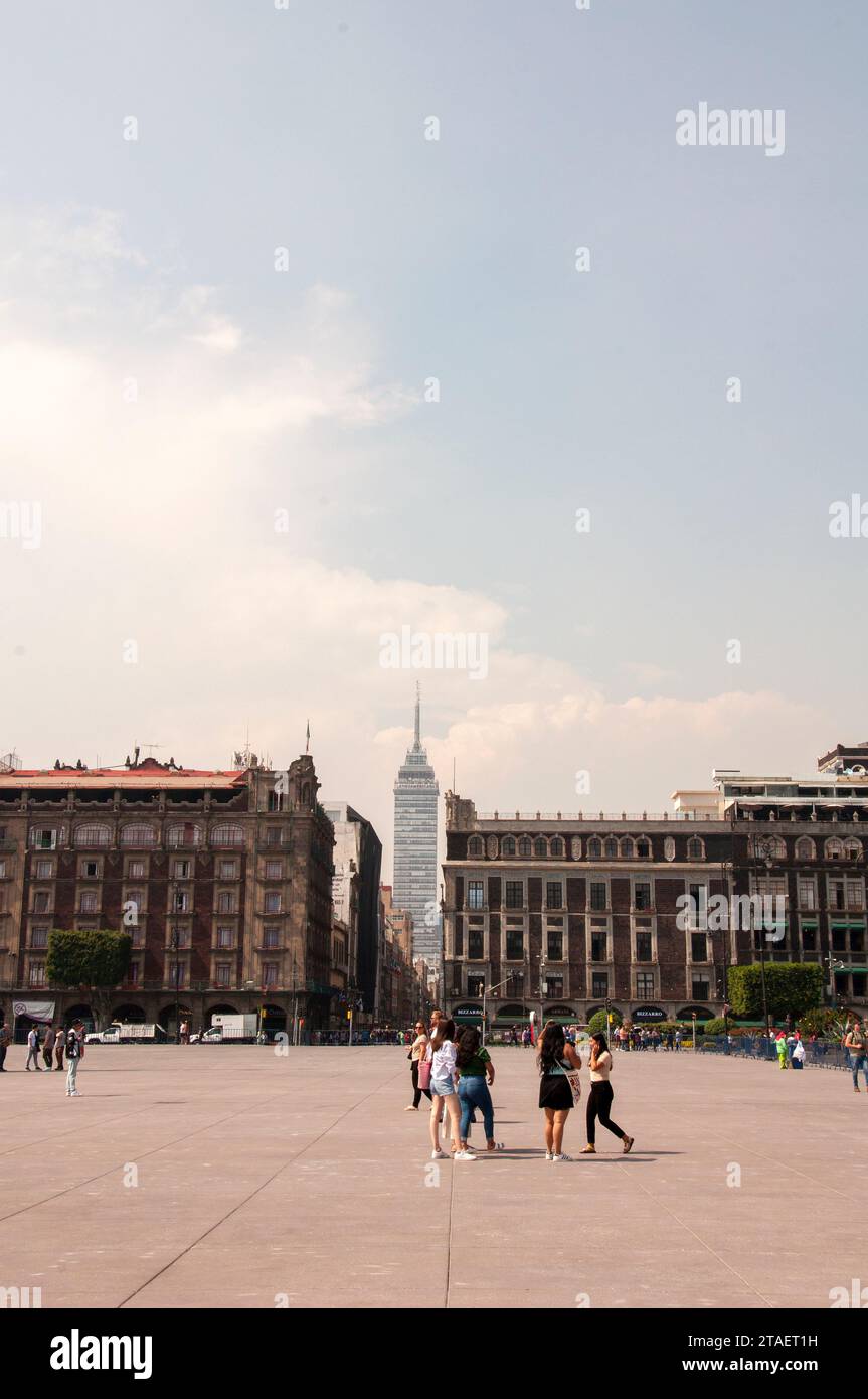 Mexico, Mexique - 10 novembre 2023 : les gens marchent autour du Zocalo (place historique au centre avec la Tour de l'Amérique latine en arrière-plan Banque D'Images