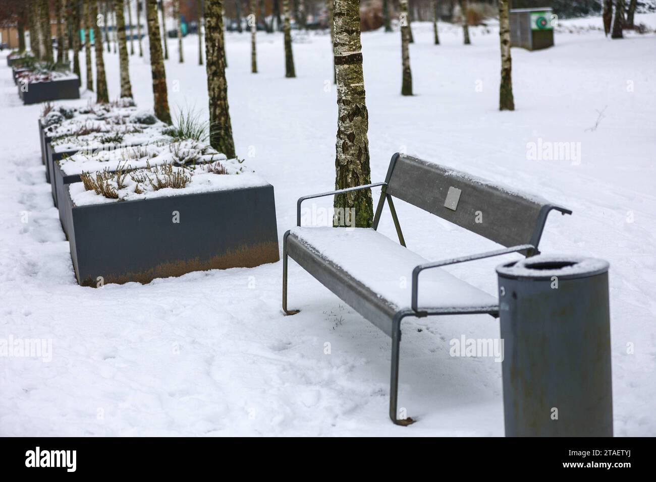 Eingeschneite Parkbank *** Banc couvert de neige Copyright : xLobeca/RhX crédit : Imago/Alamy Live News Banque D'Images