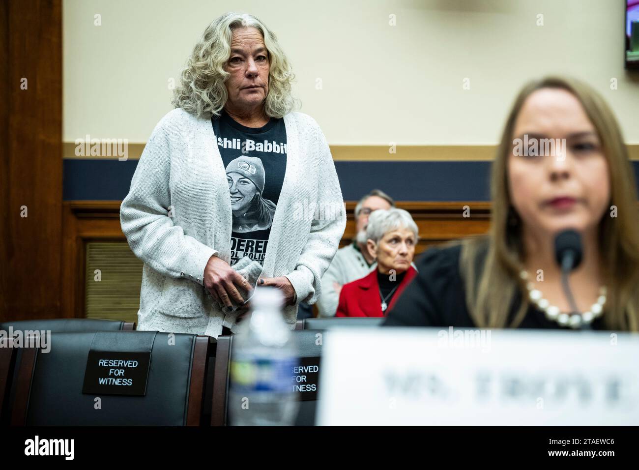 Washington, États-Unis. 30 novembre 2023. Micki Witthoeft, la mère d'Ashli Babbitt tué par la police du Capitole le 6 janvier, entre dans la salle d'audience derrière l'ancienne conseillère à la sécurité intérieure et conseillère à la lutte contre le terrorisme de la vice-présidente Pence Olivia Troye, au cours d'une audience du sous-comité judiciaire de la Chambre sur la militarisation du gouvernement fédéral sur la censure des médias sociaux, au Capitole des États-Unis, à Washington, DC, le jeudi 30 novembre, 2023. (Graeme Sloan/Sipa USA) crédit : SIPA USA/Alamy Live News Banque D'Images