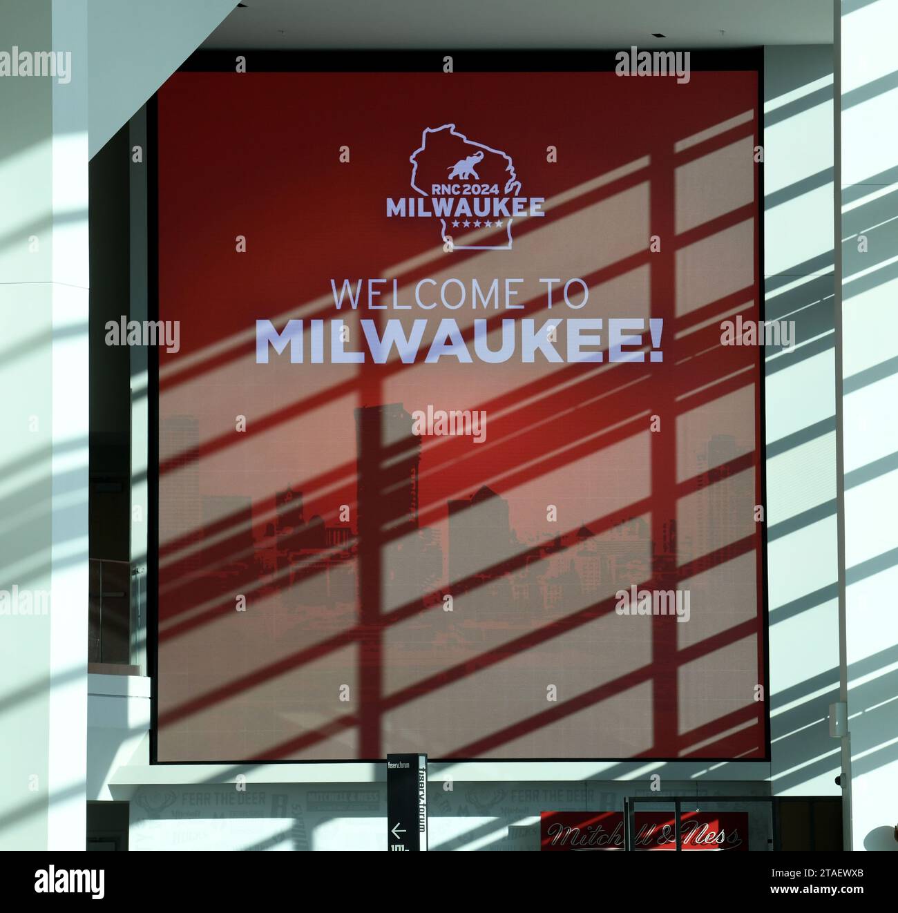 Milwaukee, Wisconsin, États-Unis. 30 novembre 2023. Fiserv Forum, le site de la Convention nationale républicaine de 2024 à Milwaukee, Wisconsin, est montré jeudi 30 novembre 2023 lors d'une visite des installations de la convention par les médias. La convention est prévue du 15 au 18 juillet. L'arène, qui a ouvert ses portes en août 2018, accueille les équipes masculines de basket-ball des Bucks de Milwaukee et de l'Université Marquette. (Image de crédit : © Mark Hertzberg/ZUMA Press Wire) USAGE ÉDITORIAL SEULEMENT! Non destiné à UN USAGE commercial ! Banque D'Images