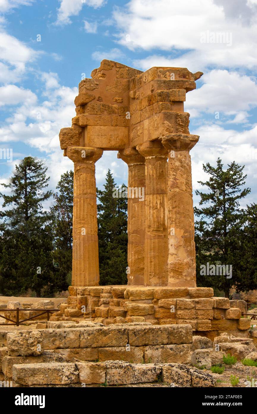 Temple Dioscuri. Images de jour de la Vallée des temples à Agrigente, Sicile. Journée ensoleillée avec nuages à midi. Architecture archéologique grecque Banque D'Images