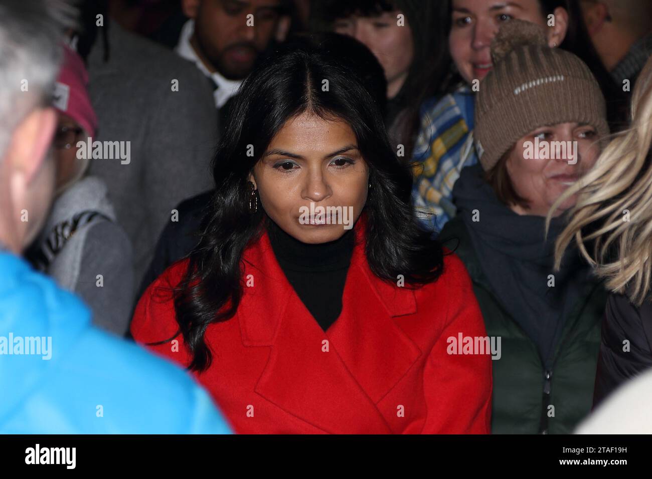 Londres, Royaume-Uni. 30 novembre 2023. Le Premier ministre britannique Rishi Sunak, allume les lumières du sapin de Noël de Downing Street. Rishi Sunak et sa femme Akshata Murty visitent les stands du marché de Noël de Downing Street. Crédit : Uwe Deffner/Alamy Live News Banque D'Images