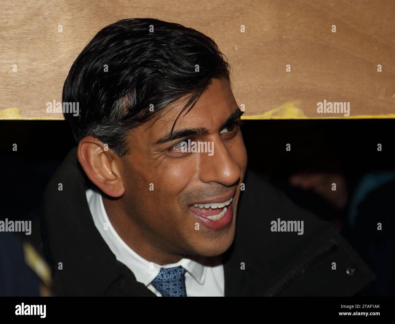 Londres, Royaume-Uni. 30 novembre 2023. Le Premier ministre britannique Rishi Sunak, allume les lumières du sapin de Noël de Downing Street. Rishi Sunak et sa femme Akshata Murty visitent les stands du marché de Noël de Downing Street. Crédit : Uwe Deffner/Alamy Live News Banque D'Images