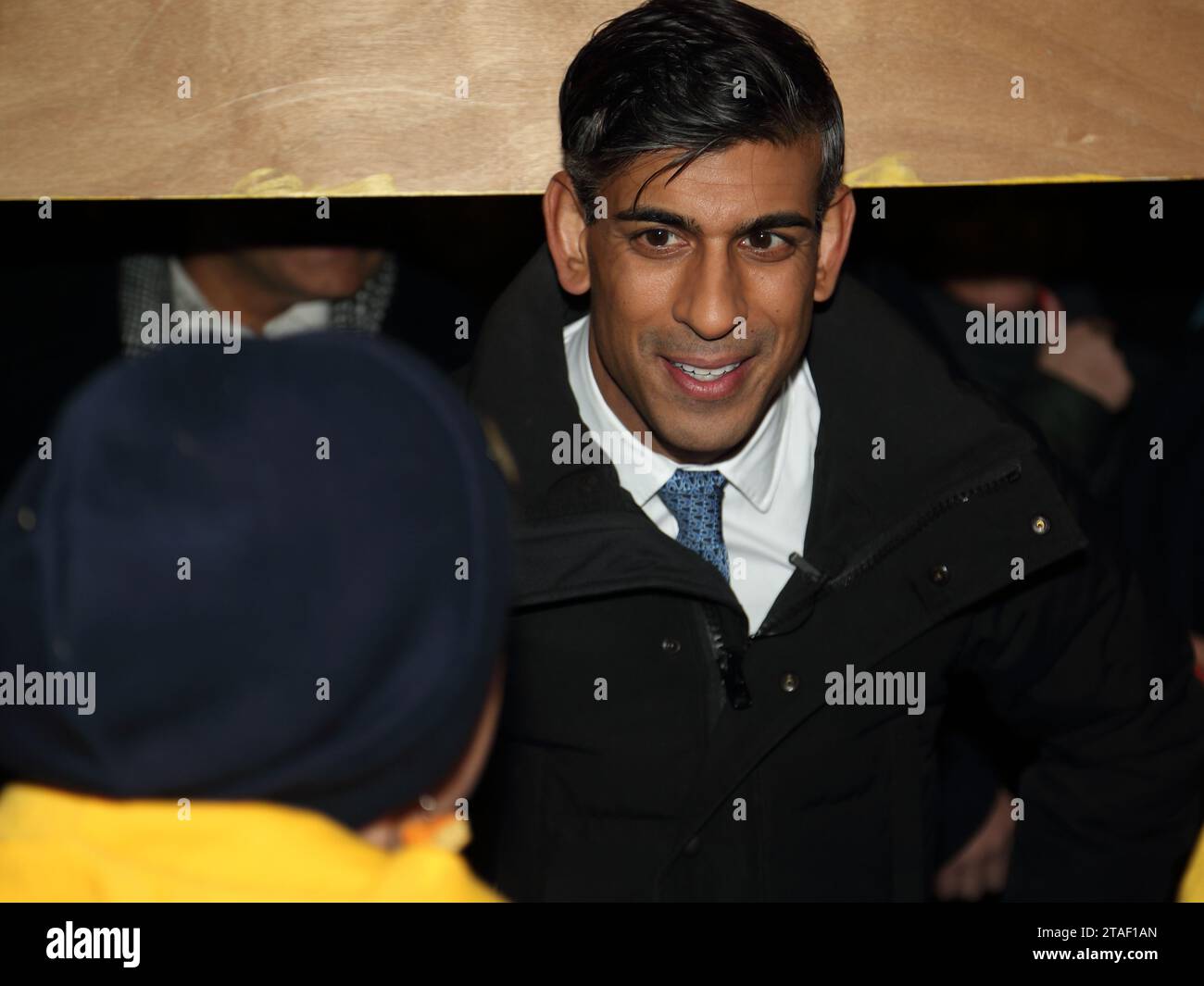 Londres, Royaume-Uni. 30 novembre 2023. Le Premier ministre britannique Rishi Sunak, allume les lumières du sapin de Noël de Downing Street. Rishi Sunak et sa femme Akshata Murty visitent les stands du marché de Noël de Downing Street. Crédit : Uwe Deffner/Alamy Live News Banque D'Images