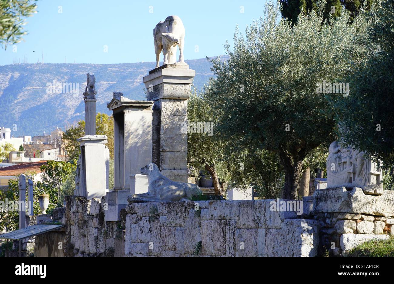 Ruines antiques dans le cimetière de Keramikos. Vieux mémoriaux funéraires, colonnes, statues Banque D'Images