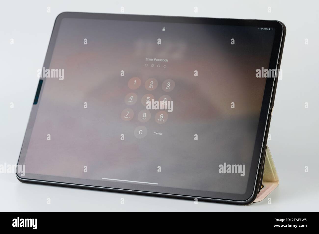 New York, États-Unis - 30 novembre 2023 : saisissez le code d'accès dans l'orientation horizontale du support d'écran ipados Banque D'Images