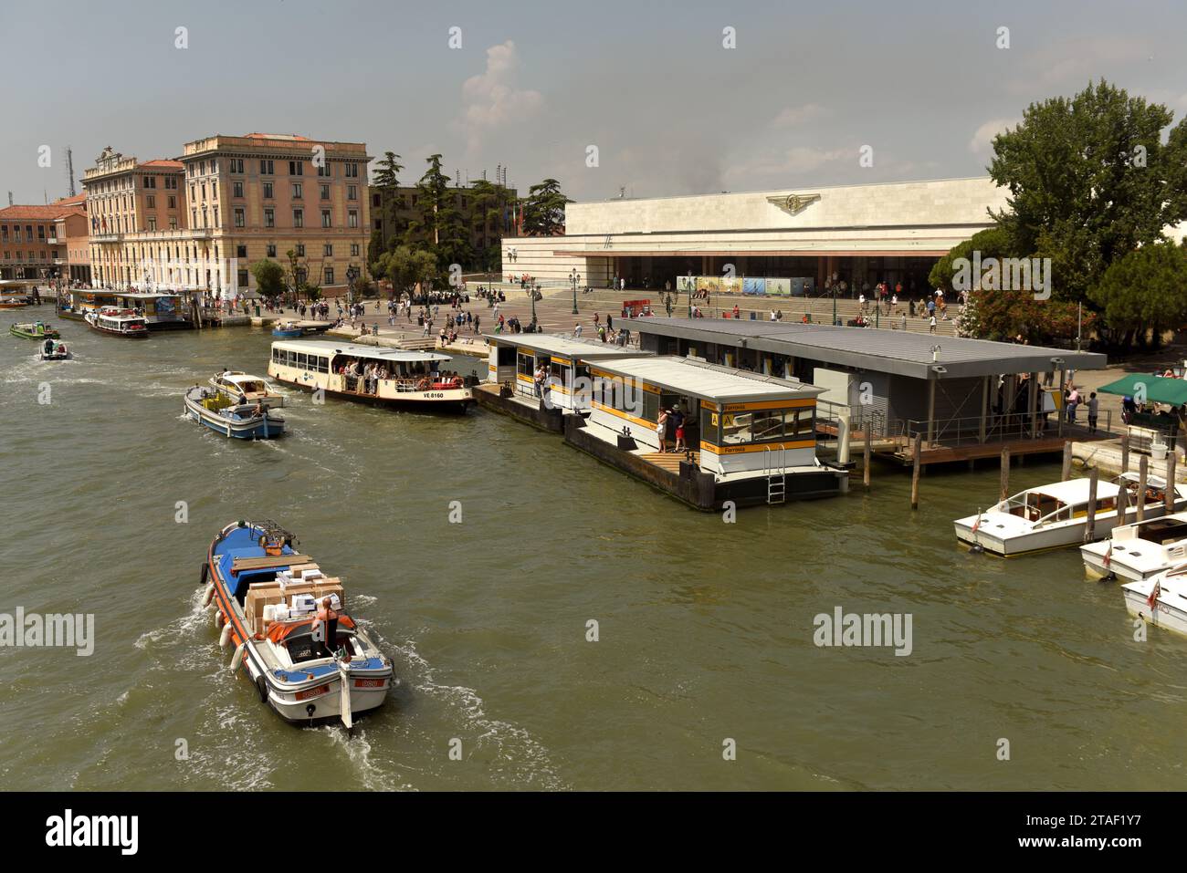 Venise, Italie - 08 juin 2017 : bateau-bus vénitien ou vaporetto près de la gare Santa Lucia (Stazione di Venezia Santa Lucia) à Venise. Banque D'Images
