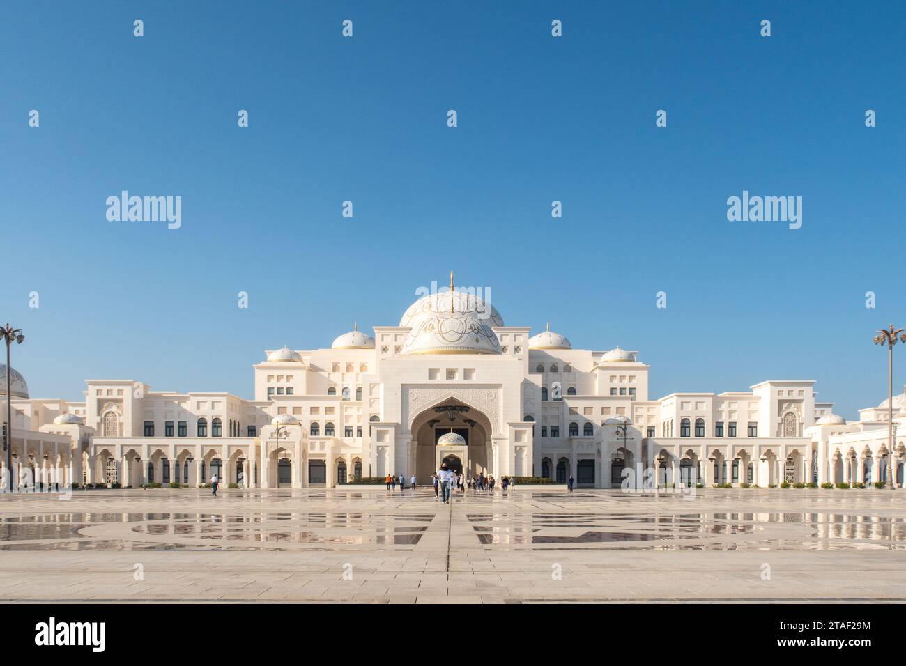 Abu Dhabi, eau, 08.02.2020. Palais présidentiel des Émirats arabes Unis Qasr Al Watan, vue extérieure depuis l'entrée, avec murs et dômes décorés de calcaire blanc. Banque D'Images