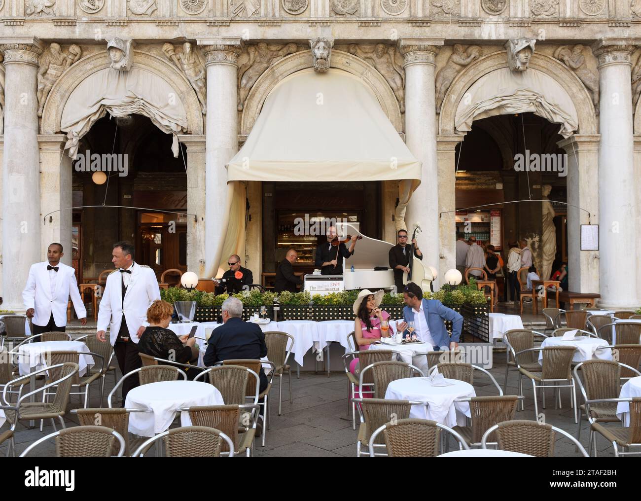 Venise, Italie - 07 juin 2017 : personnes dans un café sur la place San Marco à Venise. Banque D'Images