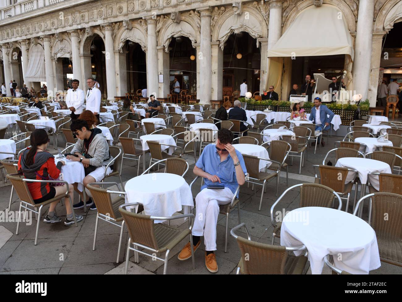 Venise, Italie - 07 juin 2017 : personnes dans un café sur la place San Marco à Venise. Banque D'Images