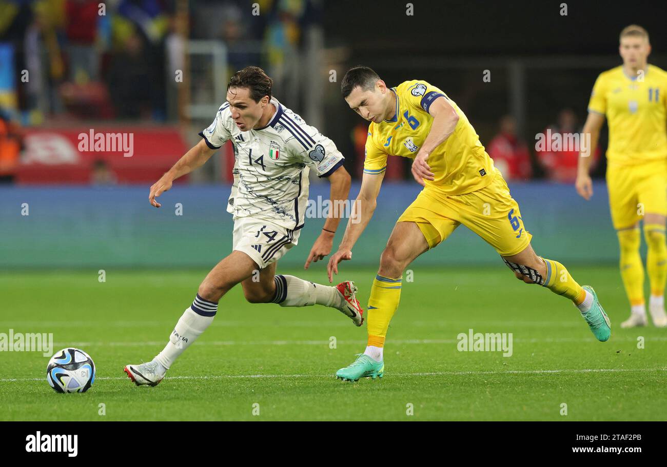 Leverkusen, Deutschland. 20 novembre 2023. Firo : 11/20/2023, football, football, UEFA Euro 2024, qualifications européennes, qualification EURO, qualification EURO 2024, équipe nationale, international, Ukraine - Italie Federico CHIESA, Italie à gauche contre STEPANENKO/dpa/Alamy Live News Banque D'Images