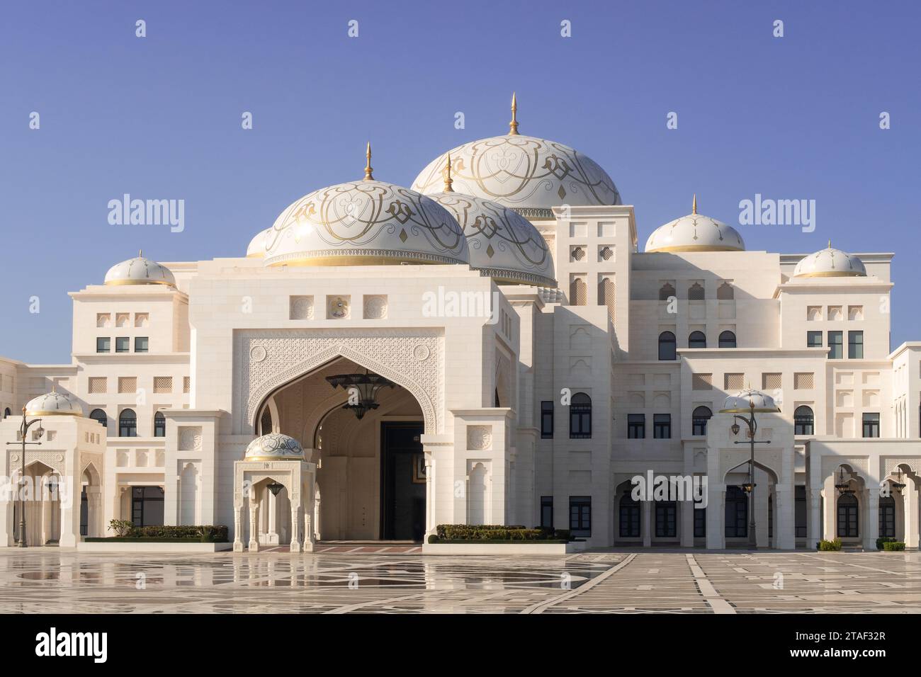 Abu Dhabi, eau, 08.02.2020. Palais présidentiel des Émirats arabes Unis Qasr Al Watan, vue extérieure de l'entrée, avec des murs en marbre blanc et des dômes majestueux. Banque D'Images