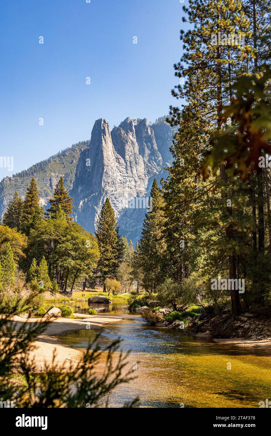 Scène de paysage vertical ensoleillé de la rivière Merced dans la vallée de Yosemite en automne, Californie, États-Unis Banque D'Images