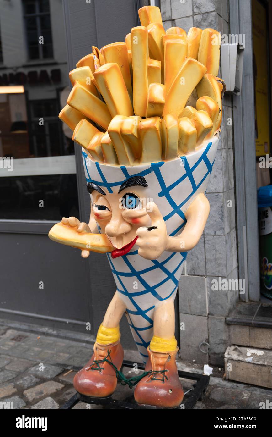 Gand, Belgique - juillet 25 2023 : French Fry man Guy Fiberglass Statue dans la rue. Banque D'Images